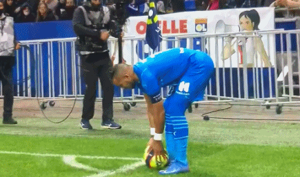 官方：伊布17岁次子文森特与米兰签下生涯首份职业球员合同（米兰官宣：伊布17岁次子文森特签下职业生涯首份合同）