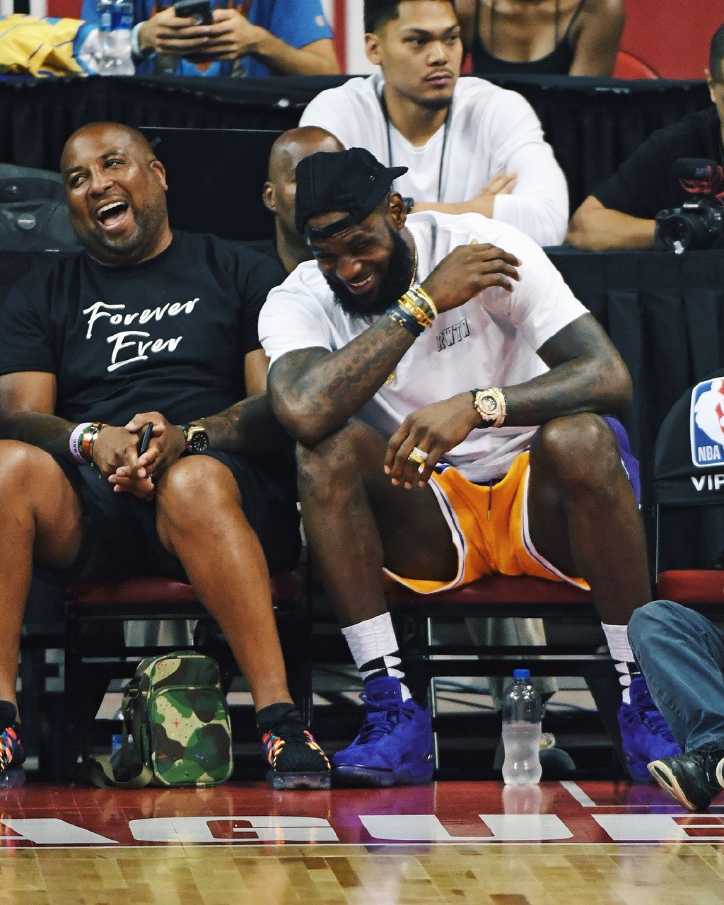 ATP总决赛第4日综述：辛纳两连胜提前晋级，谢尔顿遭逆转无缘四强（ATP年终总决赛第4日快评：辛纳两连胜锁定晋级，谢尔顿被逆转止步小组赛）